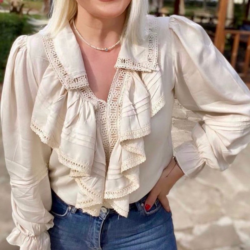 Bluza crem, stilizata cu volane si dantela