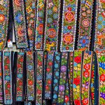 <h2>Arta populara – creatorii anonimi care continua traditia</h2>